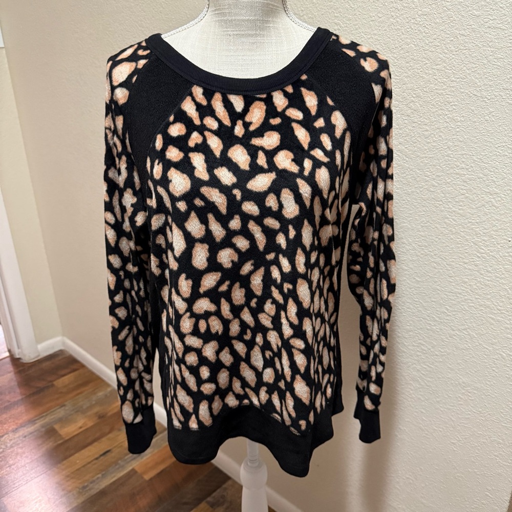 DKNY Black & Tan Crew Neck Pajama Long Sleeve Top w/ Bold Animal Print - Size M